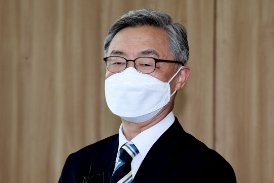 국민의힘에서 대선 출마를 준비 중인 최재형 전 감사원장이 19일 오전 서울 중구 서울시청에서 오세훈 서울시장을 예방한 뒤 취재진의 질문에 답하고 있다.연합뉴스